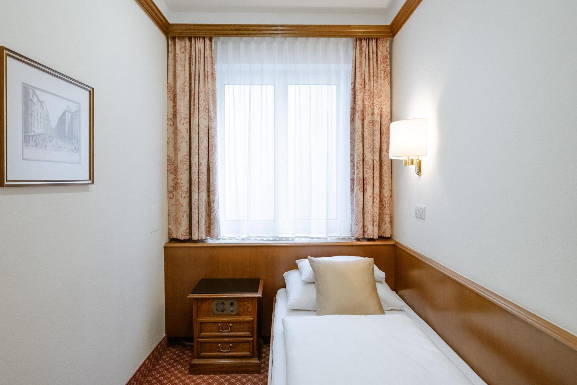 Hotel City Central Vienna Room photo