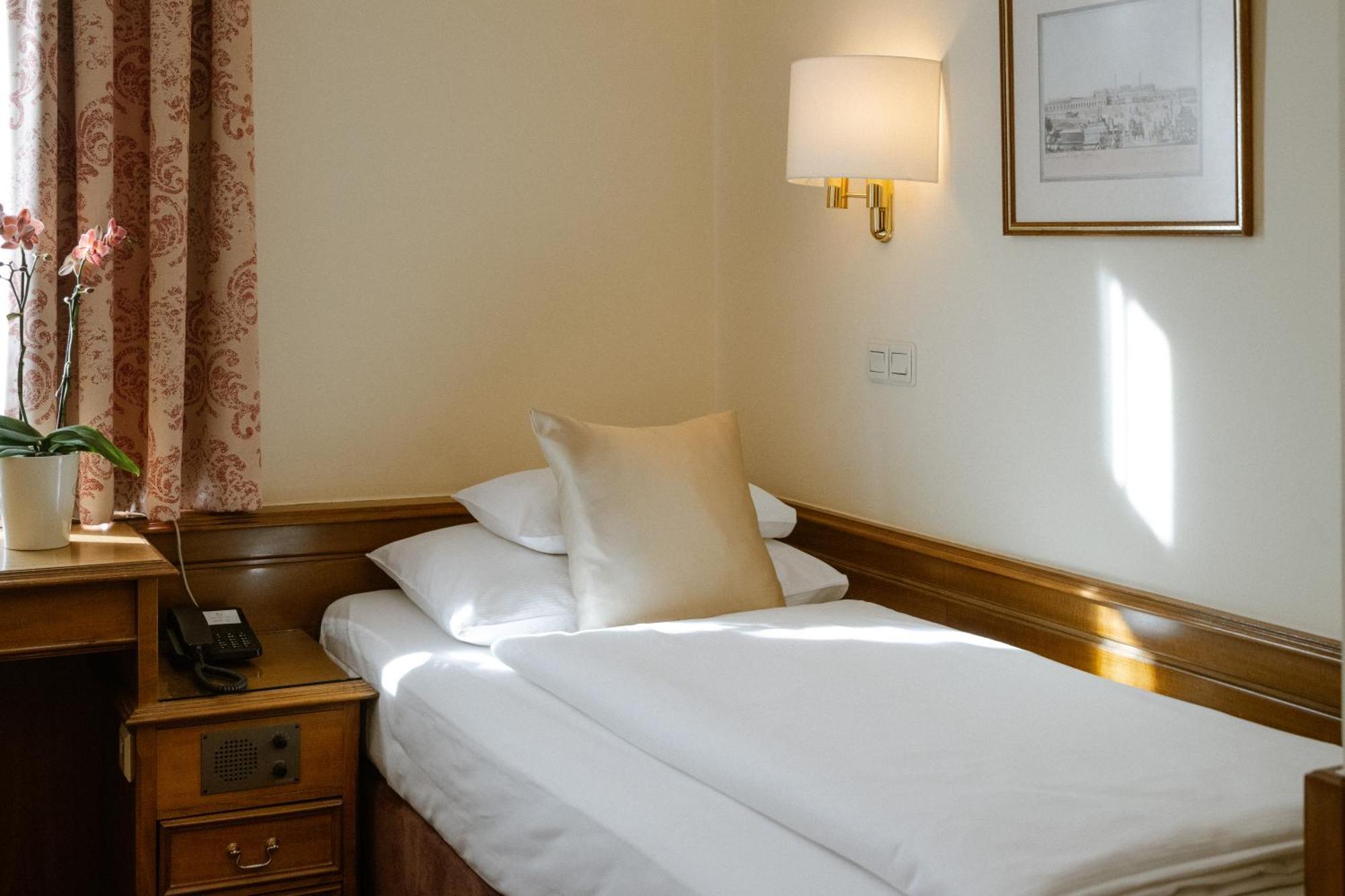 Hotel City Central Vienna Room photo
